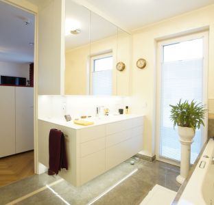 Bad Waschtisch mit Unterschrank und Spiegelhochschränken weiß