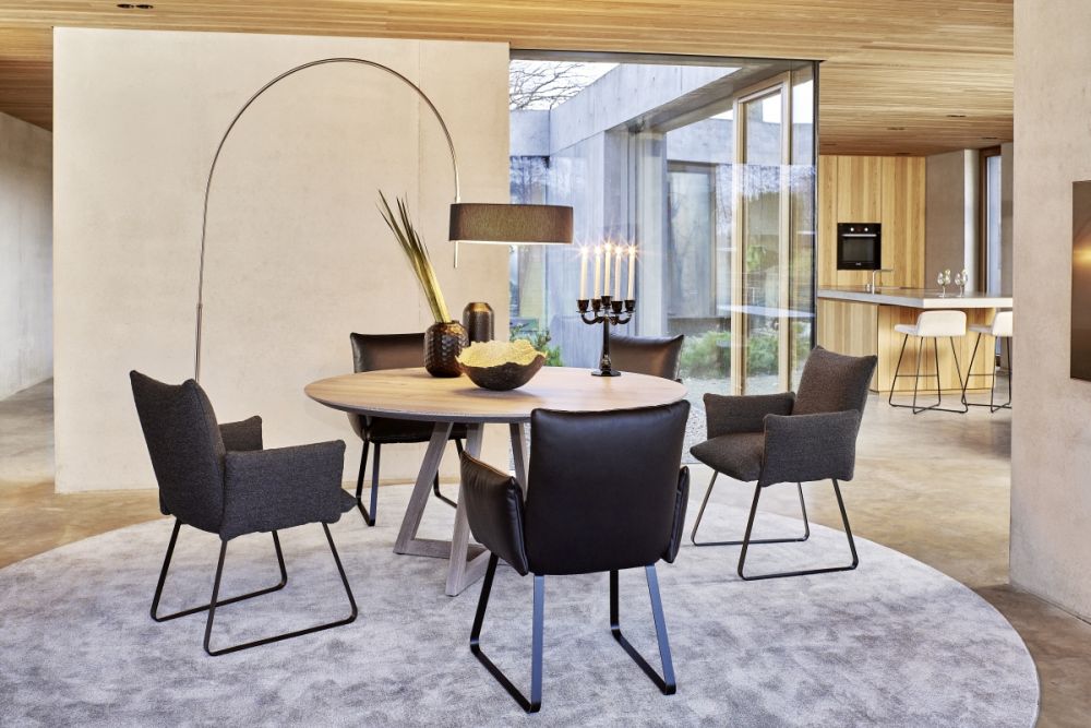 Esszimmereinrichtung runder Holztisch mit hochwertigen Armlehnstühlen Leder oder Stoff dunkel