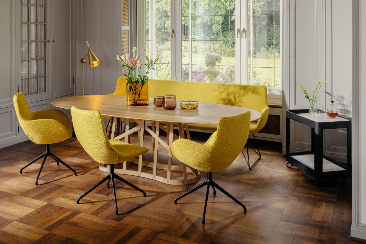 Esszimmermöbel Sitzbank JONA und Schalenstühle gelb mit Fußkreuz