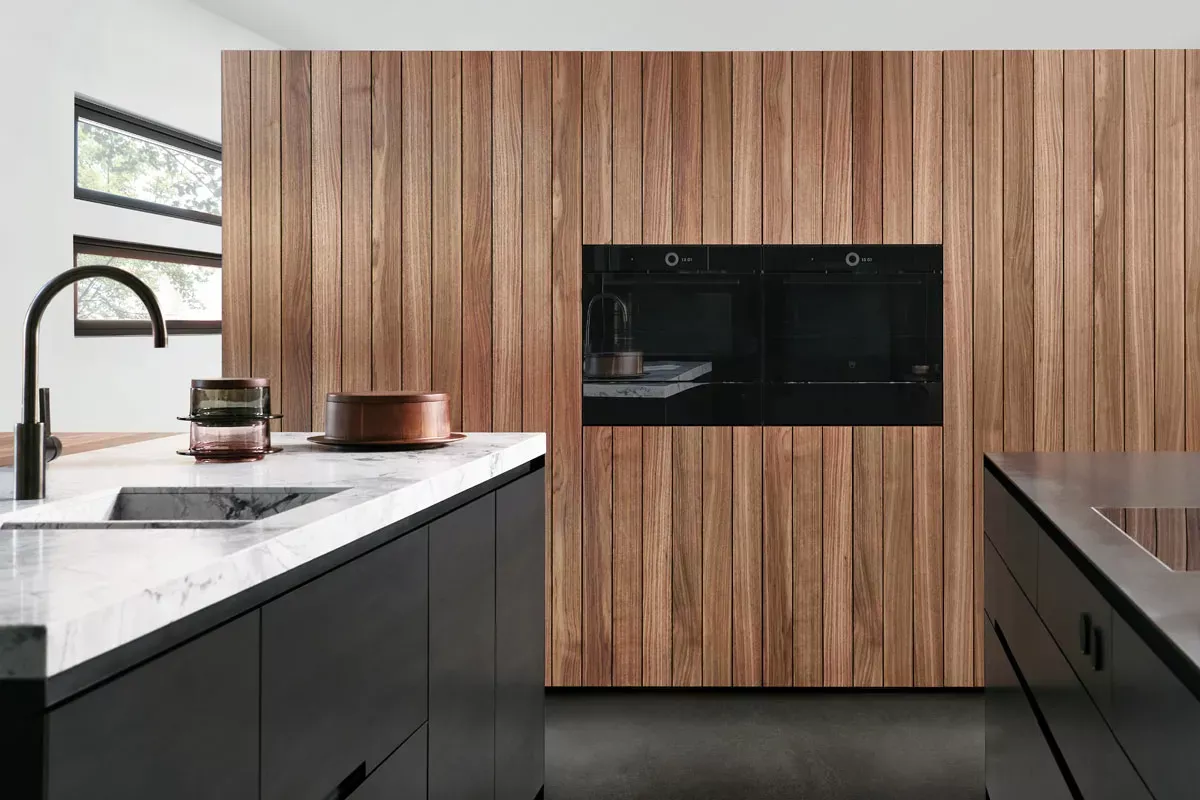 Luxuriöse Küche aus hochwertigen Materialien Hochschränke aus Massivholz Arbeitsplatte Naturstein