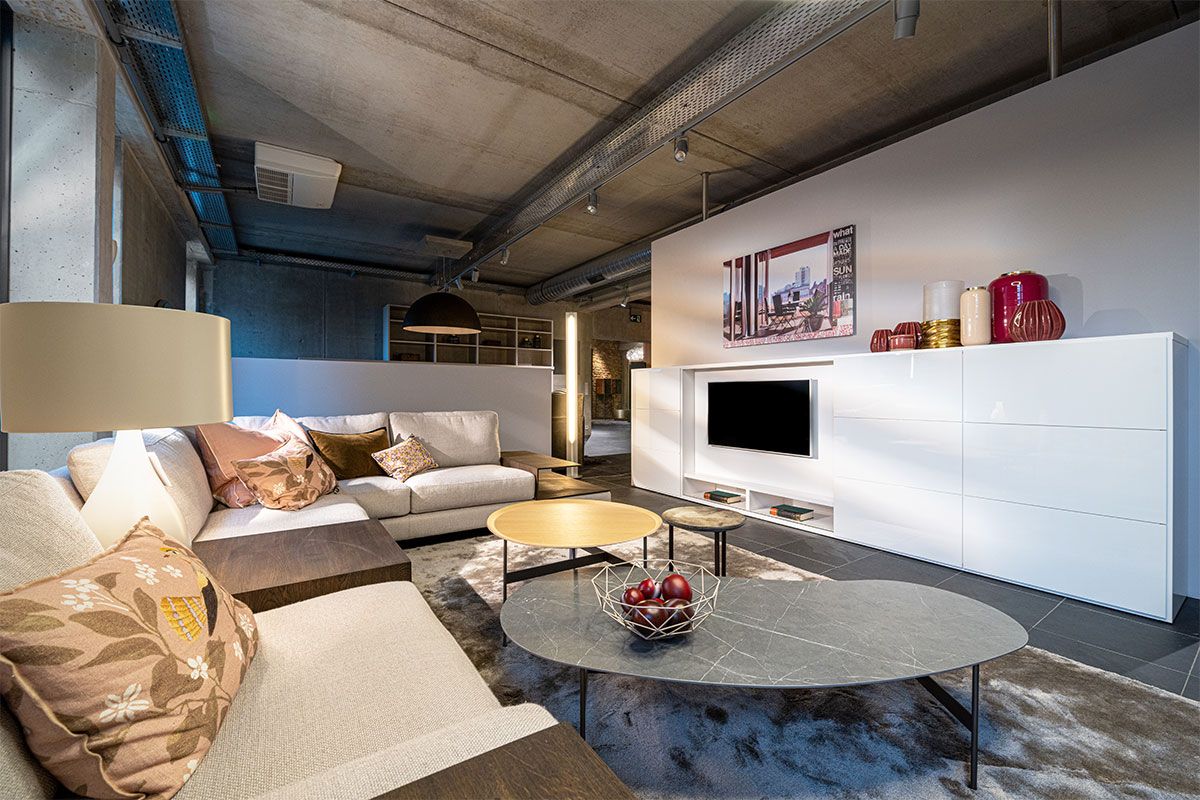 Moderne Wohnzimmereinrichtung hell Sofa TV-Wand und Couchtische
